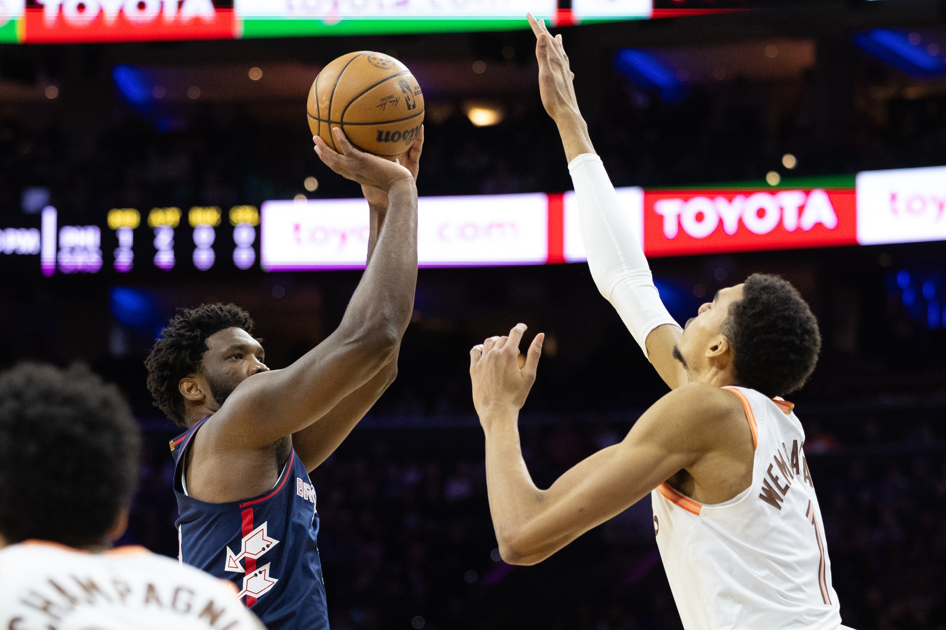 开云体育官网-拿下一血！文班亚马面对恩比德首次获胜 生涯战绩来到1胜2负